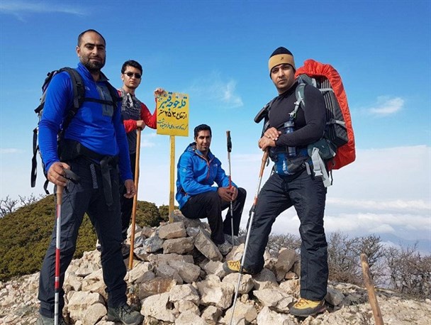 کوه‌پیمایی و زیارت مزار خواجه قنبر و خواجه ابراهیم توسط کوهنوردان گالیکش+تصاویر