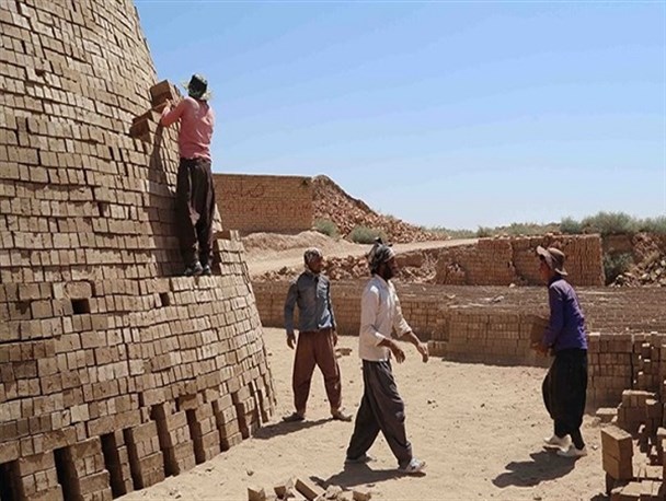 تنور داغ کوره های آجرپزی در سیستان/ از سر به هوایی قیمت ها تا گلایه مندی مردم