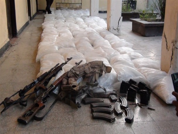 هلاکت اشرار مسلح در عملیات ضربتی پلیس هرمزگان / تویوتای حامل یک تن و 400 کیلو موادمخدر توقیف شد