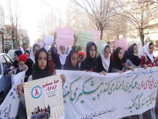 اولین کارناوال دانش آموزی مبارزه با بیماری ایدز در شهرستان قروه به حرکت درآمد