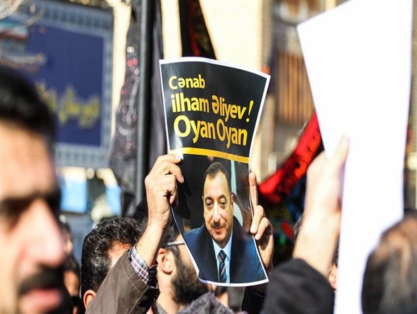 طنین فریاد "ای حسین قربانلاری" بیزدن سلام اولسون سیزه/ نصب چفیه حسینی بر درب کنسولگری/ وزارت خارجه ایران مانع سرکوب شیعیان نارداران شود