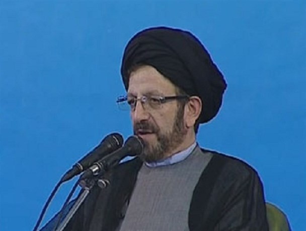 هویت انسان از تمسک به قرآن و عترت شکل می گیرد.