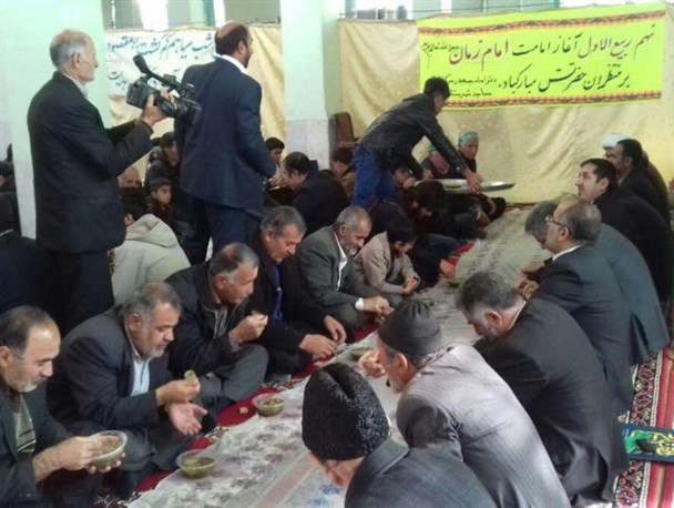پخت و توزیع آش نذری سلامتی امام زمان (عج) در اردل