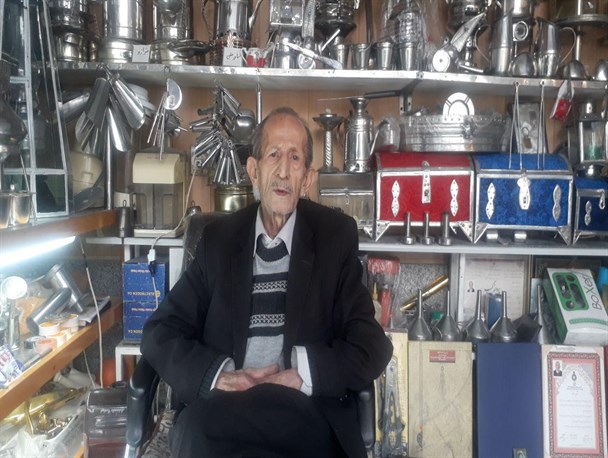 طنین صدای دل انگیز چرخ حلبی سازی با دستان کهن مردی از دیار هگمتانه