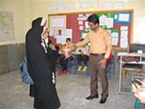 توزیع بسته فرهنگی “رسول مهربانی” توسط دانش آموزان در ابوموسی