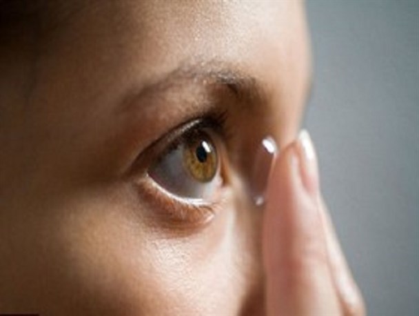 برای استفاده از لنز به چشم پزشک مراجعه کنید/ عفونت قرنیه موجب تخلیه چشم می شود