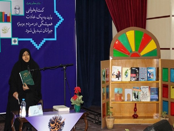 نشست کتاب خوان با معرفی 10 کتاب جدید در فرخشهر برگزار شد + تصاویر