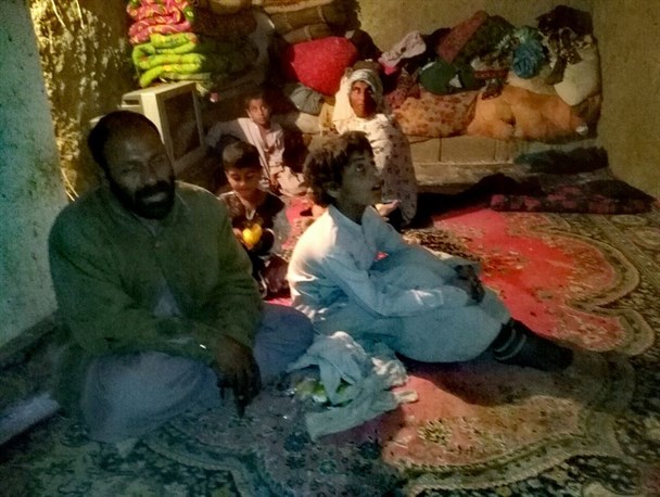 خانواده ای که چشمانشان به دیدن خیران کم سو شد/ وقتی فقر آتش نابینایی و بی سوادی را به دامان یک خانواده می اندازد