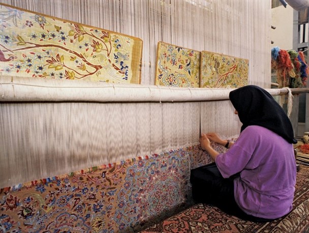 فقط ۶ هزار نفر از ۱۵ هزار نفر بافنده مشهدی بیمه هستند/ بافندگان با توجه به تحریم‌ها و ریسک بالای صادرات طبق نیاز داخل تولید کنند