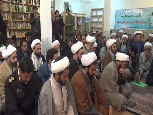دیدار جمعی از مسئولین، طلاب و خانواده شهدا با نماینده ولی فقیه در خراسان‌جنوبی/ تصویری