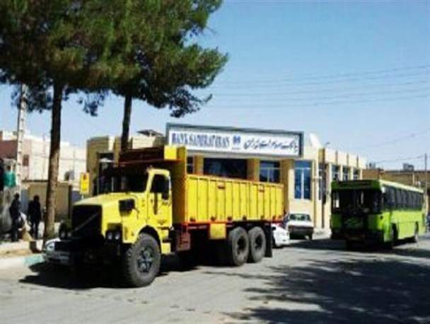 زمان باز شدن قفل مشکلات تردد کامیون ها نرسیده؟/ در پارکینگ شهدای برخوار جا برای همه است الا خودروهای سنگین!