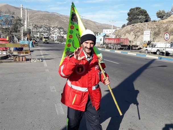 پیاده روی آتش نشان  57 ساله از کلاچایی تا پلاسکوی تهران