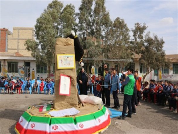 مجسمه شاه خائن در دبستان حکمت رفسنجان پایین کشیده شد+تصاویر