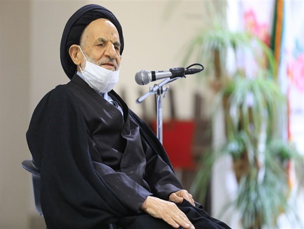 کسانی که دشمن را بزک می‌کنند خیانت کار هستند/با چشم بصیرت باید شرایط زمان را بدانیم