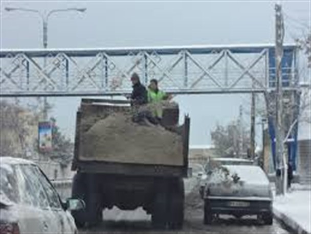 معابر اصلی شهر یزد با پاشیدن 60 تن نمک بازگشایی شد