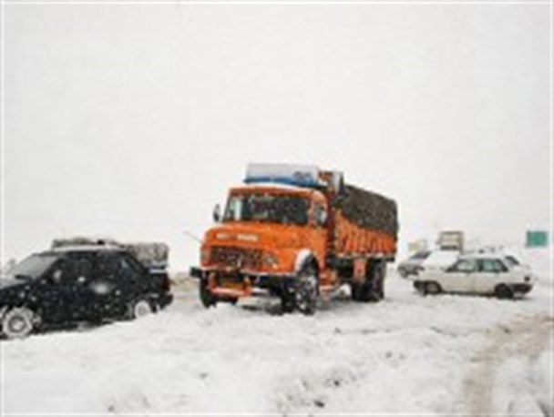 بارش برف در محورهای منتهی به دو شهر رشتخوار و مه ولات