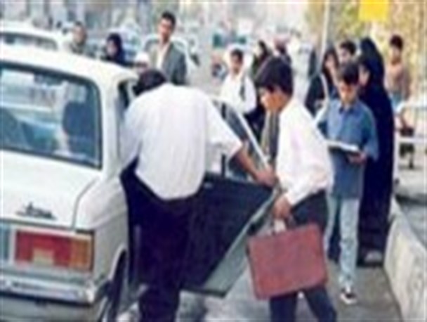 بیکاران شهر، نان رانندگان تاکسی را آجر کرده اند