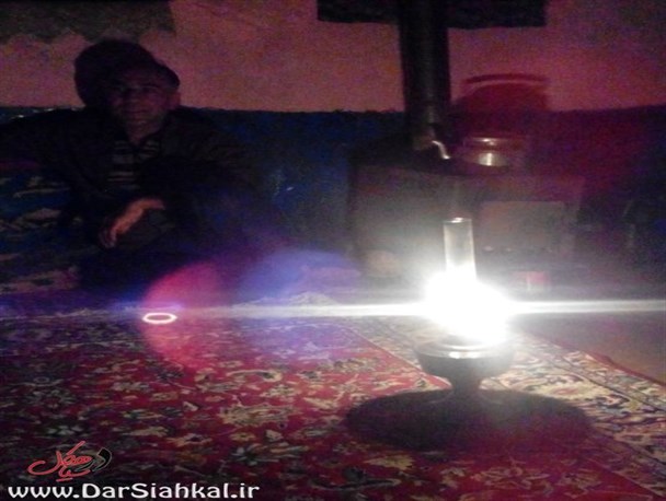 مردم روستای سیاه بیجار سیاهکل ۶ شب را در تاریکی گذرانیده اند/اداره برق: سیم را خودتان بخرید+تصاویر