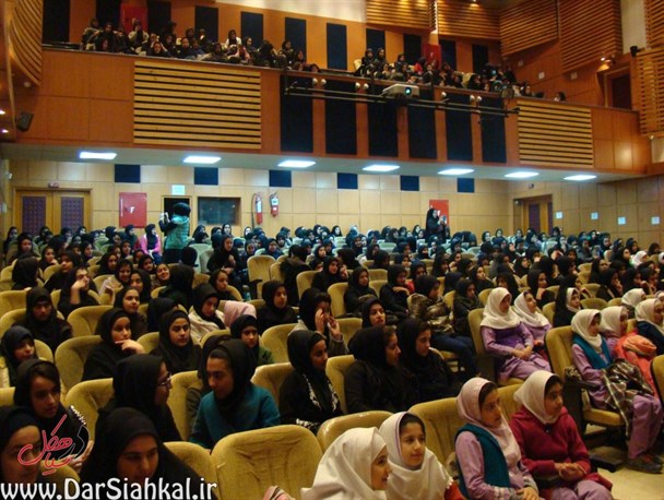نبود سینما در سیاهکل؛ ۳۰۰۰ دانش آموز را به اداره ارشاد کشاند+گزارش تصویری