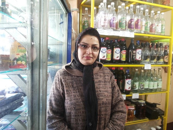 روح قدرتمند بانویی که با انگشتان ضعیف نقش می آفریند