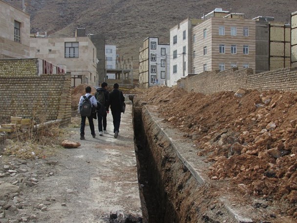 کانال کشی فاضلاب ،بدون حفاظ در شازند