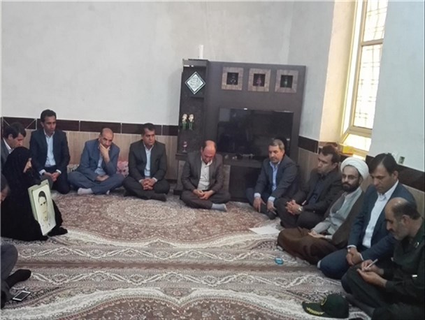 دیدار مسئولان استانی با خانواده شهید قاسم باقریان در چرام