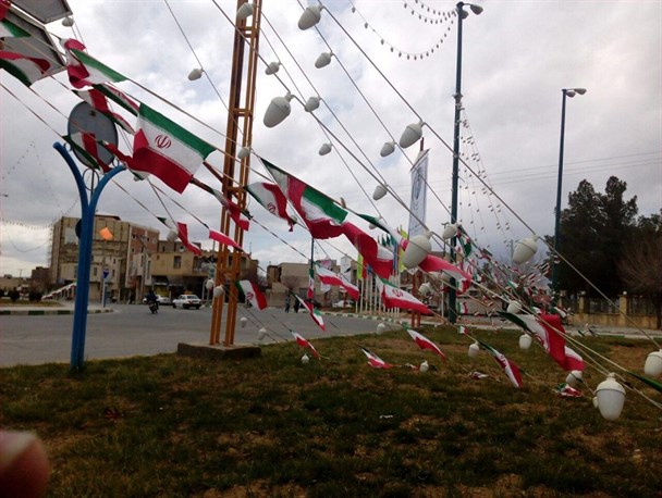 آذین بندی خیابانها و میادین دلیجان در ایام دهه فجر