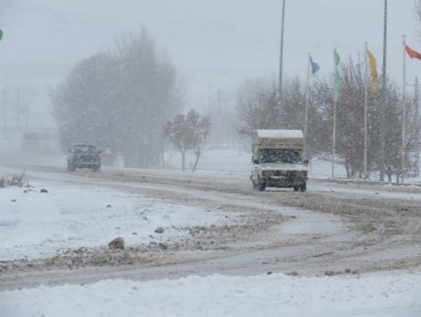 امداد رسانی به 40 خودرو گرفتار در برف