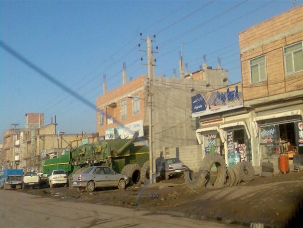 پیاده رو یا ملک شخصی؟! +عکس