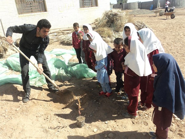 دانش آموزان رودباری ۱۰۰اصله نهال را در مدارس خود کاشتند