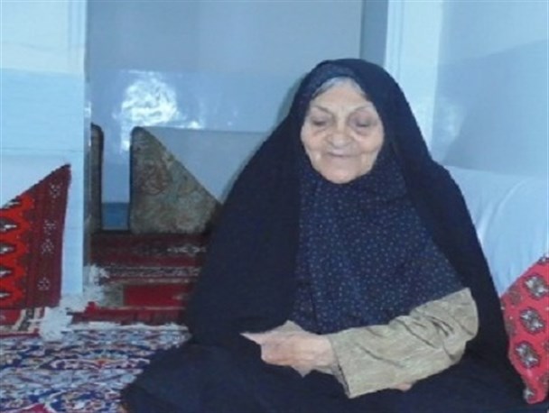 امام زمان(عج) به داخل خانه ام آمد و گفت من رهبر شما هستم پسرتان مرا فرستاده تا به شما بگویم گریه نکنید