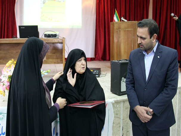 از بانوی نمونه ایثارگری در شهرستان بن تجلیل شد