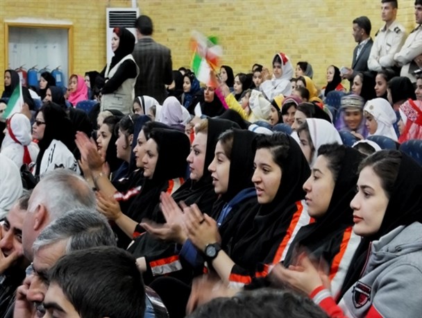 کف زدن دختران گچسارانی برای مشکلات ورزشی و قطع شدن صدای میکروفن تاجگردون !+تصاویر