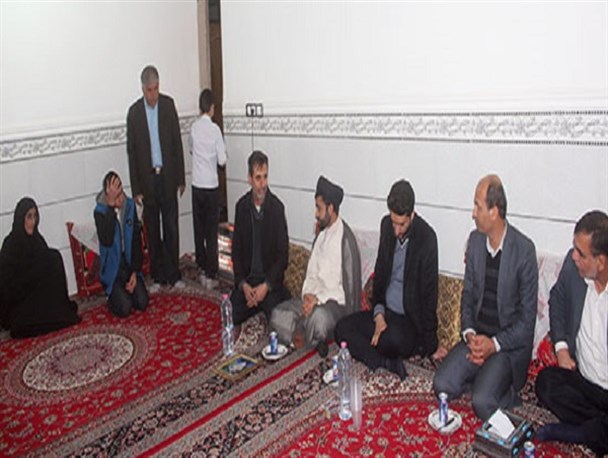 دیدار فرماندار تنگستان با خانواده شهید مسیح گل در روستای سمل+ تصاویر