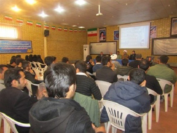تجلیل از فعالان فرهنگی برنامه های هفته دفاع مقدس در اشتهارد/ تصاویر