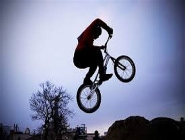 فیلم نمایش دوچرخه سواران تریال و bmx در شهر توریستی همدان