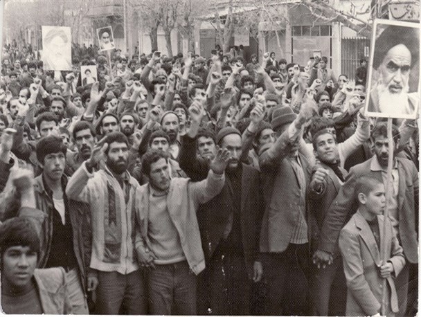 تصاویر ماندگار تظاهرات مردم نهاوند بر ضد رژیم ستم‌شاهی در سال ۵۷