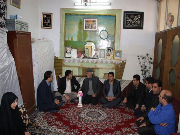 دیدار مسئولان کهریزک با خانواده‌های شهداء و جانبازان روستای قمصر
