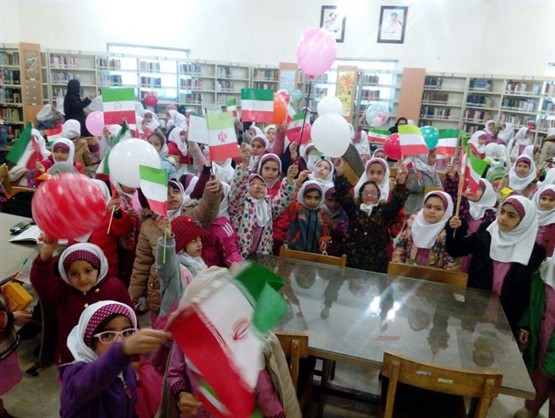 جشن پیروزی با حضور پر شور دانش آموزان