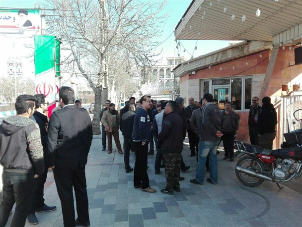 کارگران سامان کاشی بروجرد در مقابل فرمانداری تجمع کردند