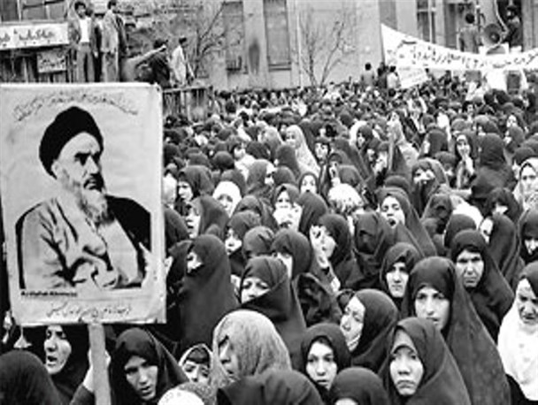 صلابت بانوان یزدی برای عبور از مقابل تانک‌های رژیم پهلوی