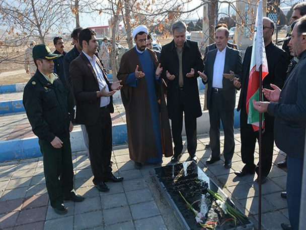 غبار روبی و عطر افشانی مزار شهدا در ماکو/ تصاویر