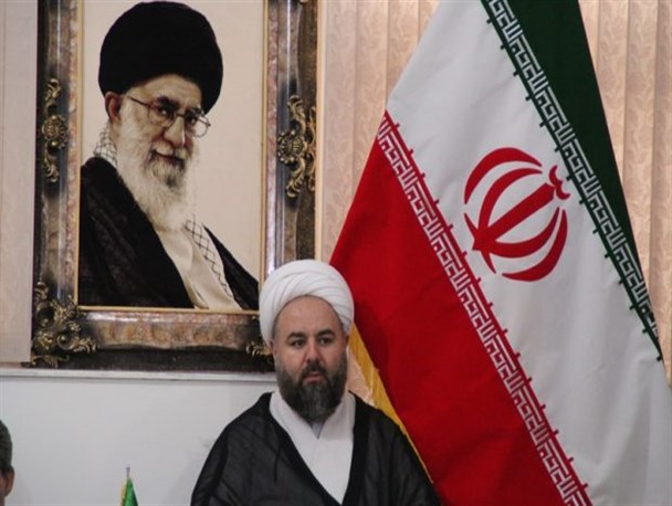 با حضور در راهپیمایی 22 بهمن مشت محکمی بر دهان دشمنان می زنیم