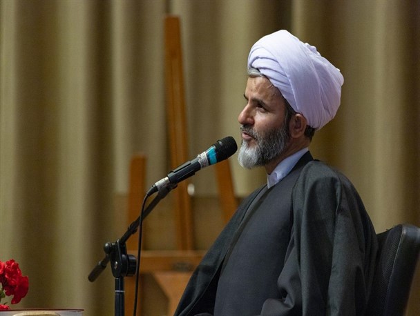 پرهیز از خلوت مجازی و حقیقی با نامحرم/ حضور اجتماعی زن، یک گفتمان انقلابی است