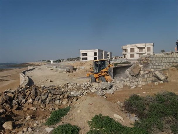 رفع تصرف بیش از ۱۰ کیلومتر از سواحل جزیره قشم/ تخریب دیوار ویلاهای اختصاصی نهاد ریاست جمهوری