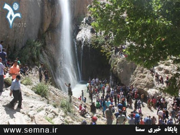 گیسوی آب آویزان در دست آبشار سمیرم