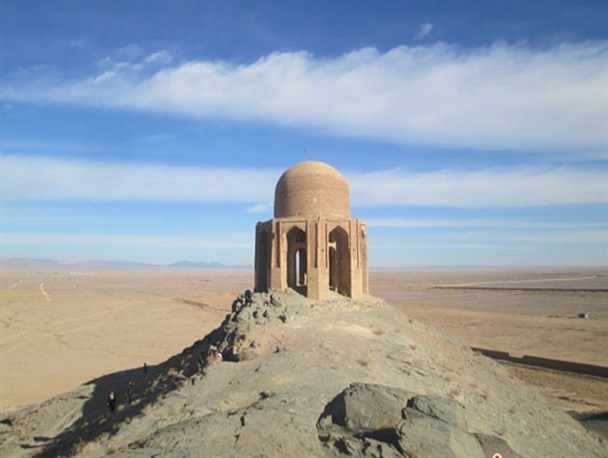 چهار طاقی بر بلندای یک تپه