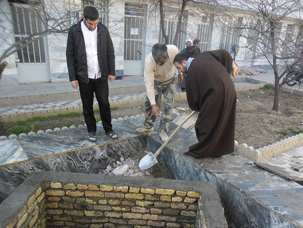 آماده‌سازی مکان خاک‌سپاری شهید گمنام توسط طلاب حوزه علمیه نهاوند+ تصاویر