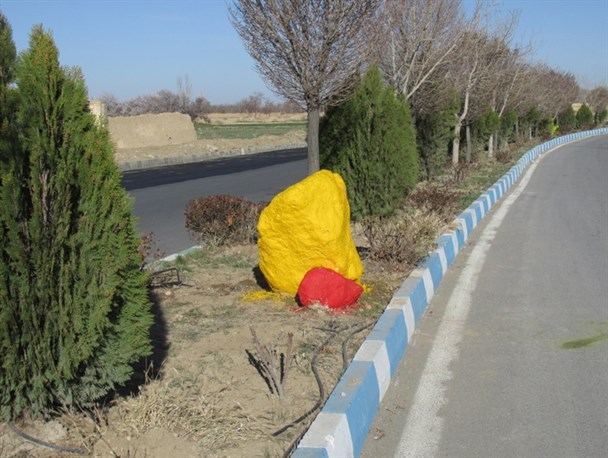 زیبا سازی کم خرج شهر با سنگ های رنگی! +تصاویر