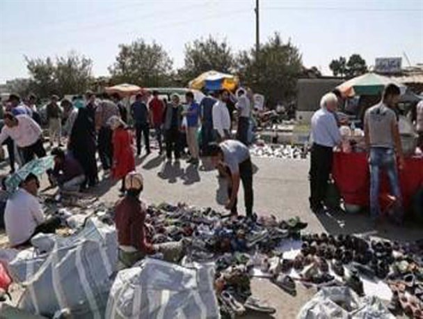 بساط دست فروشان این بار در کنار جاده های بروجرد